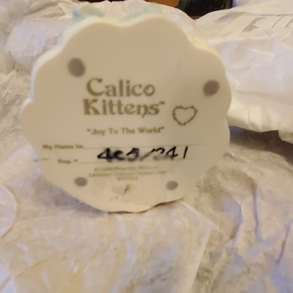 Calico kittens Joy to the World figurine - Picture 7 of 7